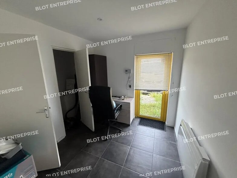 Local d'activités dans Puceul à vendre - Photo de l’immeuble – Image 3 sur 6