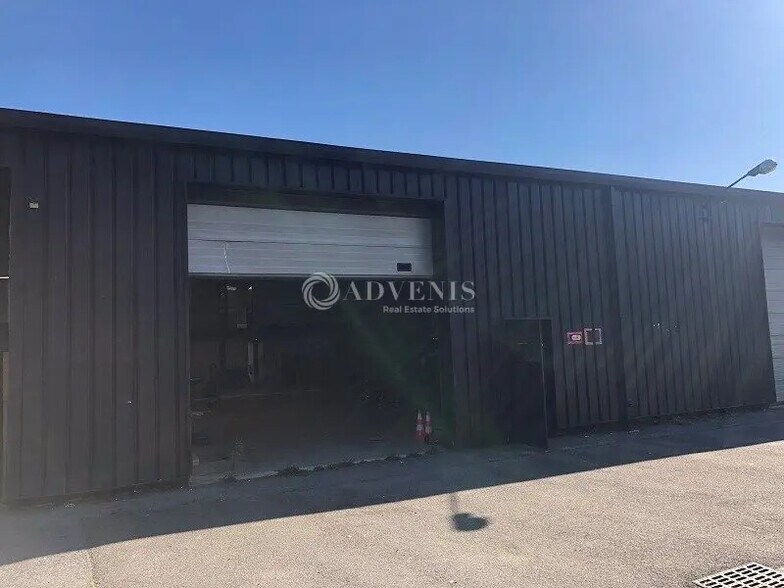 Local d’activités dans Ecquevilly à louer - Photo de l’immeuble – Image 2 sur 11