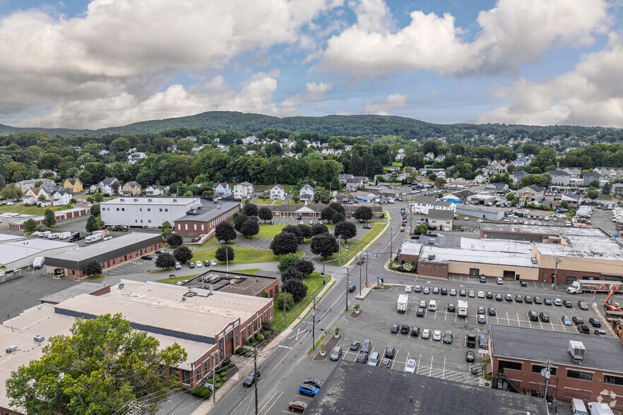 30 Shelter Rock Rd, Danbury, CT à louer - Aérien – Image 2 sur 13
