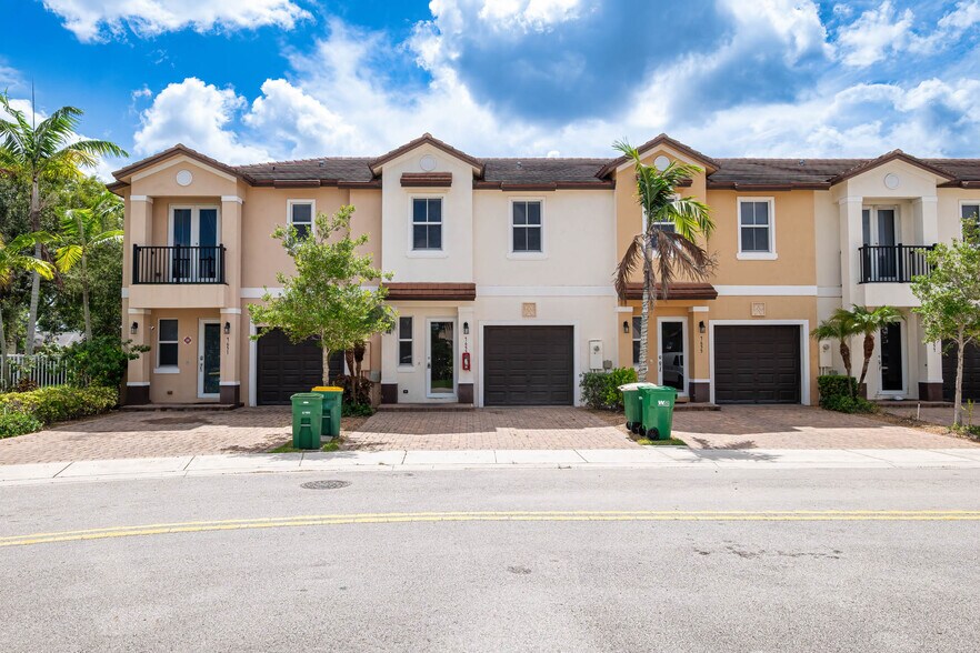 7561 NW 88th Ter, Tamarac, FL à vendre - Photo de l’immeuble – Image 1 sur 22