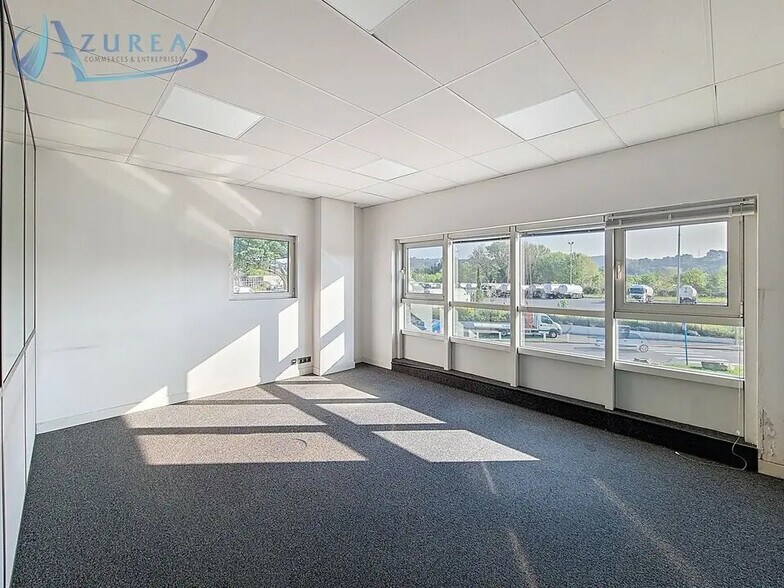 Bureau dans Mandelieu-la-Napoule à louer - Photo de l’immeuble – Image 1 sur 11