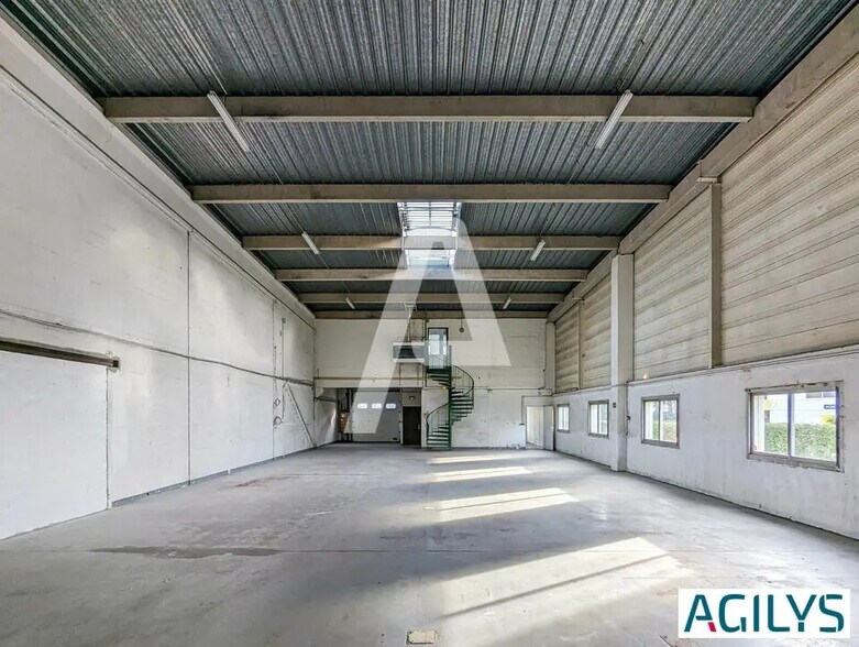 Local d’activités dans Les Ulis à louer - Photo de l’immeuble – Image 1 sur 9