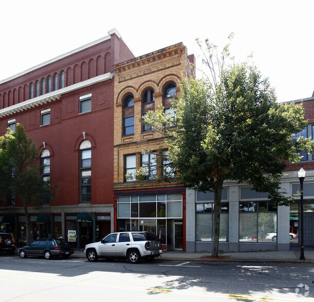 215 Main St, Biddeford, ME à louer - Photo de l’immeuble – Image 2 sur 3