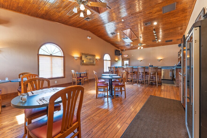 400 S Center Ave, New Stanton, PA à vendre - Photo de l’immeuble – Image 3 sur 45