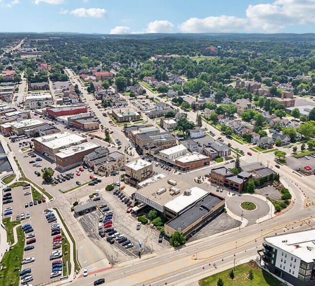 321 N Main St, West Bend, WI à vendre - Aérien – Image 2 sur 8
