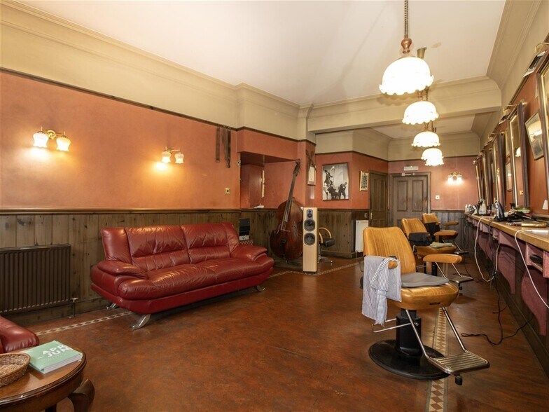 Cameron's Barber Shop and Flat, Inverness à vendre - Photo de l’immeuble – Image 2 sur 7