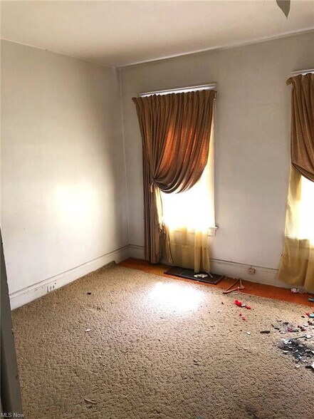 1817 Penrose Ave, East Cleveland, OH à vendre - Photo de l’immeuble – Image 3 sur 23