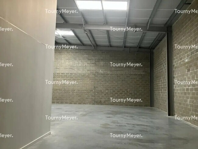 Plus de détails pour Local d'activités à louer