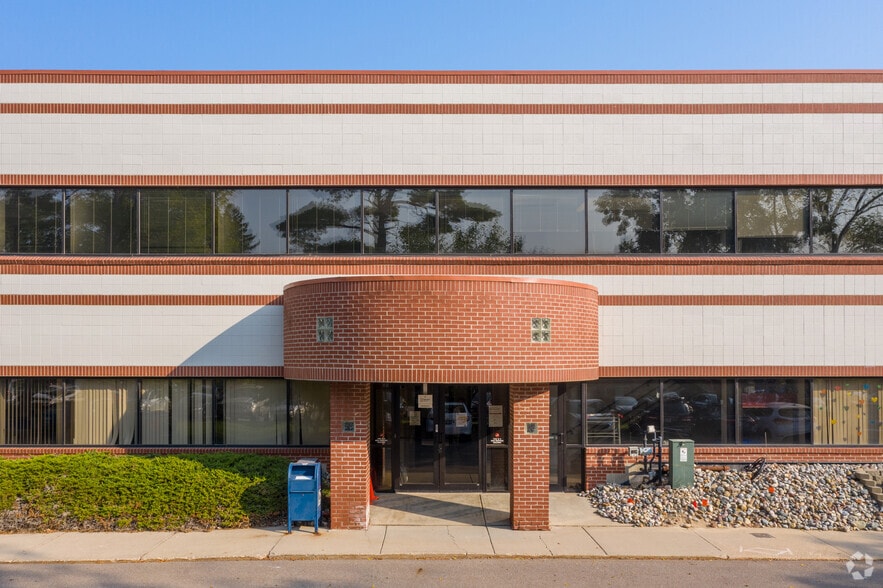 4650 S Hagadorn Rd, East Lansing, MI à louer - Photo de l’immeuble – Image 2 sur 10