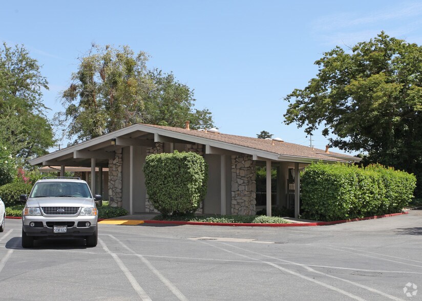 803 Coffee Rd, Modesto, CA à louer - Photo de l’immeuble – Image 2 sur 6