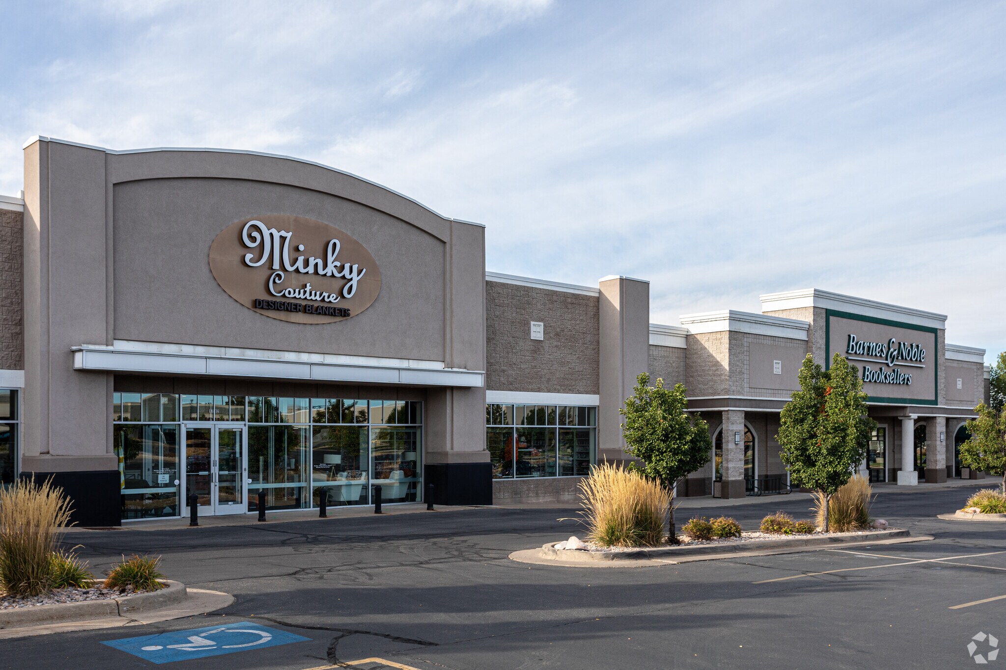 815 W Antelope Dr, Layton, UT à louer Photo principale– Image 1 sur 6