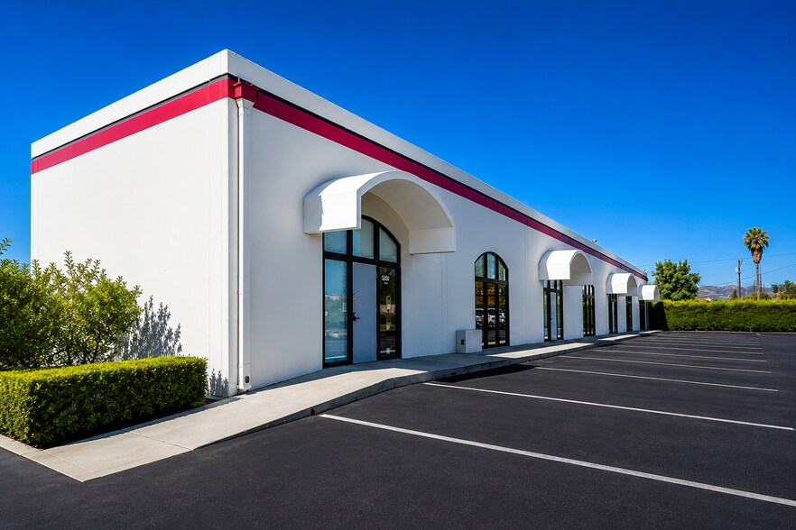 9035 Eton Ave, Canoga Park, CA à louer - Photo de l’immeuble – Image 1 sur 20