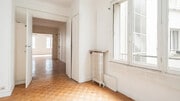 Un espace lumineux et accueillant avec un parquet chaleureux.