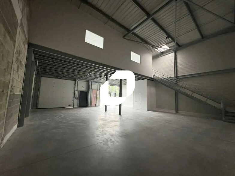 Local d’activités dans Ambarès-et-Lagrave à louer - Photo intérieure – Image 2 sur 9