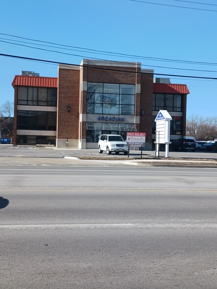 880 N York Rd, Elmhurst, IL à louer - Photo de l’immeuble – Image 1 sur 13