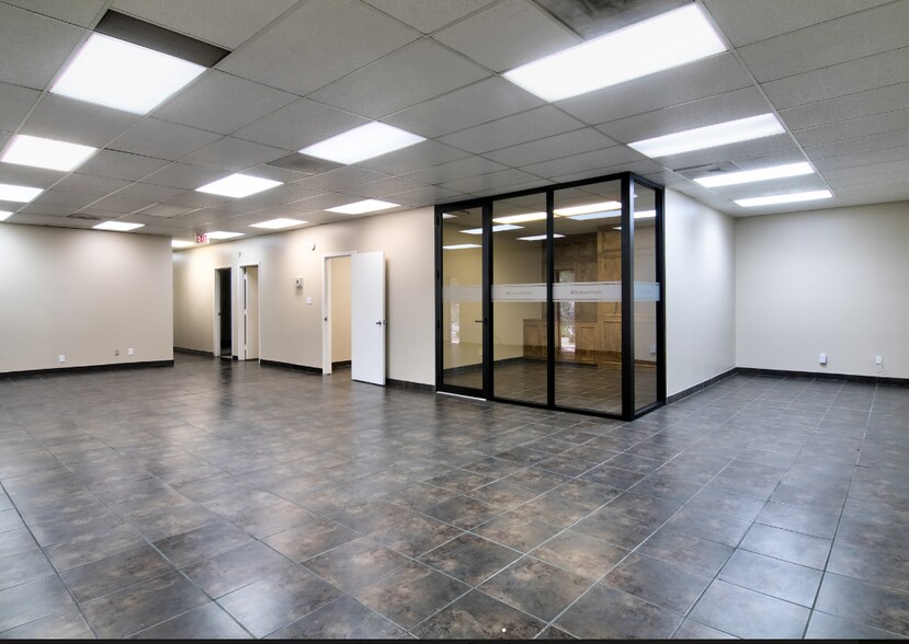 1720 Townhurst Dr, Houston, TX à vendre - Photo intérieure – Image 2 sur 13