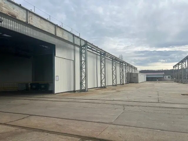 Local d'activités dans Saint-Clair-du-Rhône à vendre - Photo de l’immeuble – Image 1 sur 18