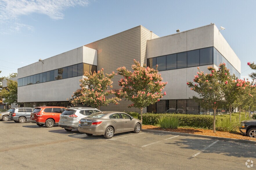 2143 Hurley Way, Sacramento, CA à vendre - Photo de l’immeuble – Image 3 sur 5