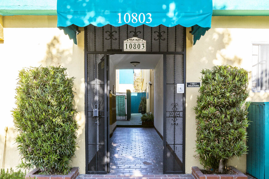 10803 Otsego St, North Hollywood, CA à vendre - Photo de l’immeuble – Image 3 sur 39