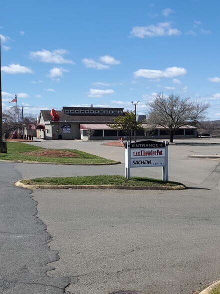 560 E Main St, Branford, CT à vendre - Photo de l’immeuble – Image 2 sur 3