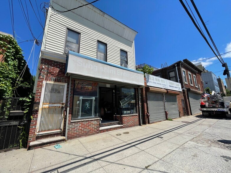 3152 137th St, Flushing, NY à vendre - Photo de l’immeuble – Image 3 sur 9