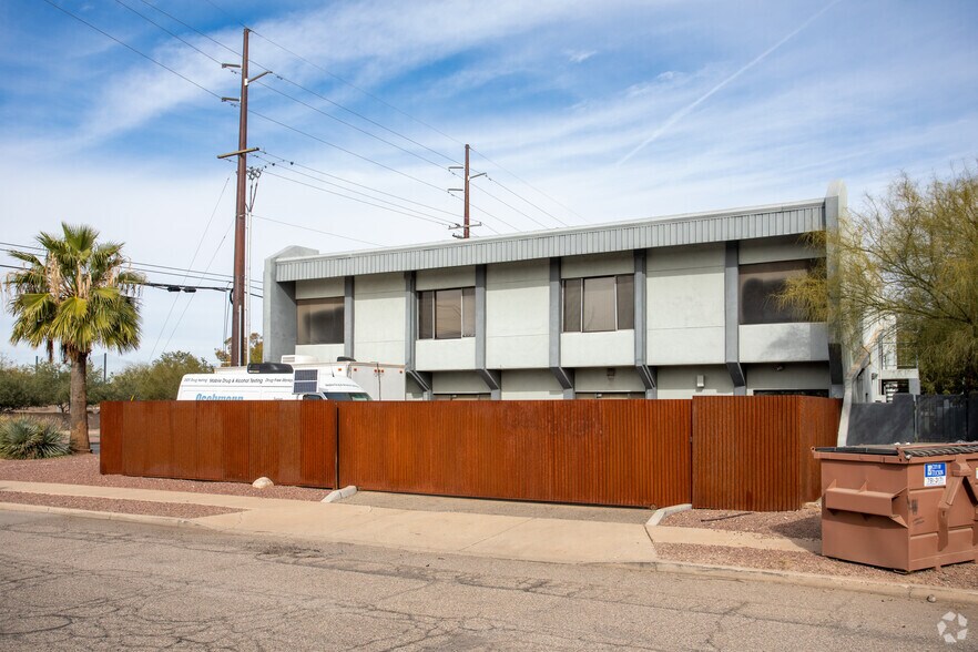 1037 S Alvernon Way, Tucson, AZ à louer - Photo de l’immeuble – Image 2 sur 8