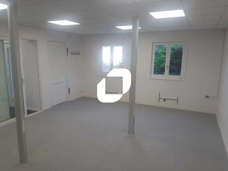 Bureau dans Champagne-sur-Oise à louer - Photo de l’immeuble – Image 1 sur 7