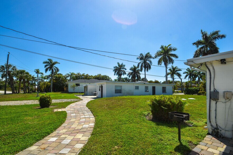 14621 McGregor Blvd, Fort Myers, FL à vendre - Photo de l’immeuble – Image 2 sur 24