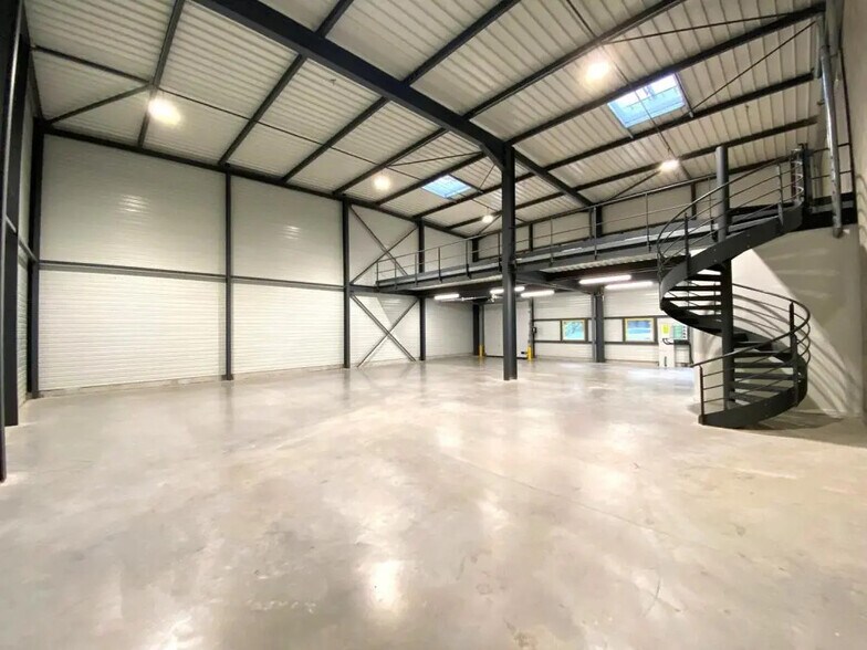 Local d'activités dans Saint-Genis-Laval à vendre - Photo de l’immeuble – Image 2 sur 4