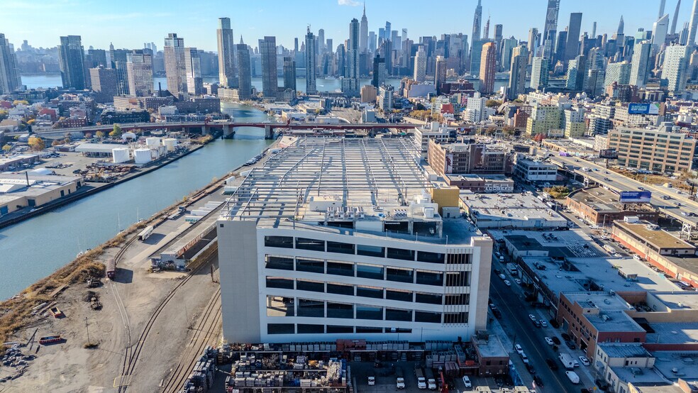 2330 Borden Ave, Long Island City, NY à louer - Photo de l’immeuble – Image 3 sur 12