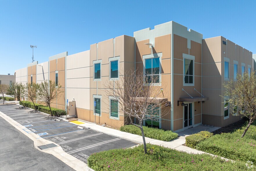 1645 W Park Ave, Redlands, CA à louer - Photo de l’immeuble – Image 1 sur 8