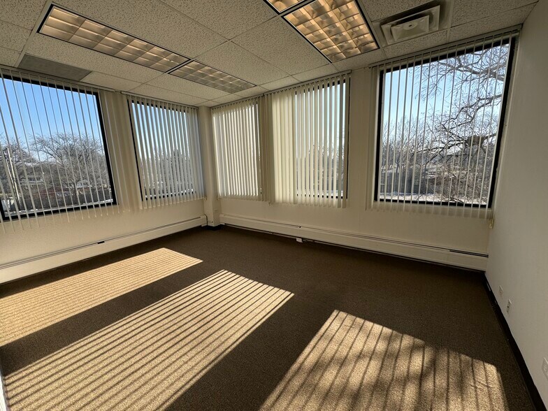 121 S Wilke Rd, Arlington Heights, IL à louer - Photo intérieure – Image 3 sur 28