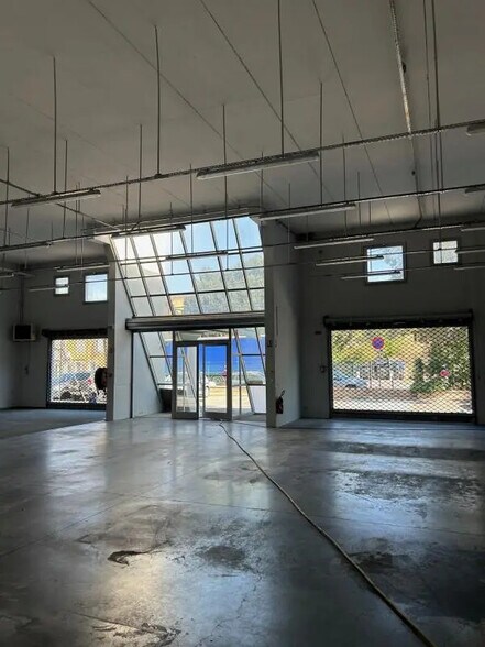 Local commercial dans Aubagne à louer - Photo de l’immeuble – Image 1 sur 8