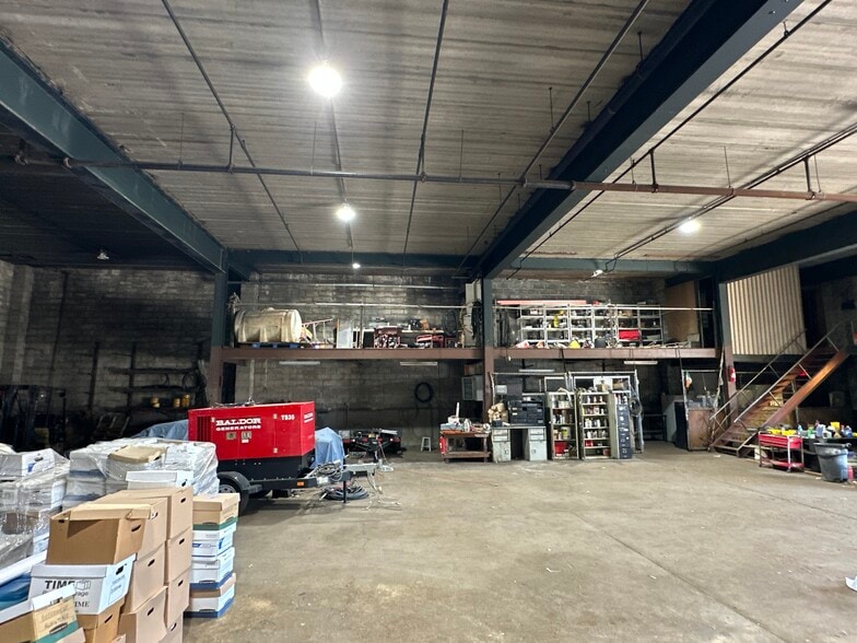 46-27 54th Rd, Maspeth, NY à louer - Photo de l’immeuble – Image 3 sur 17