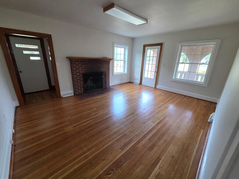 5335 Airport Rd NW, Roanoke, VA à louer - Photo de l’immeuble – Image 3 sur 19