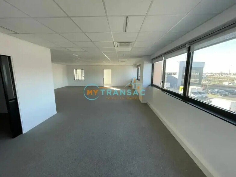 Local d’activités dans Romainville à louer - Photo de l’immeuble – Image 3 sur 6