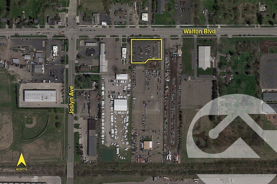 618 E Walton Blvd, Pontiac, MI à louer - Photo de l’immeuble – Image 1 sur 1