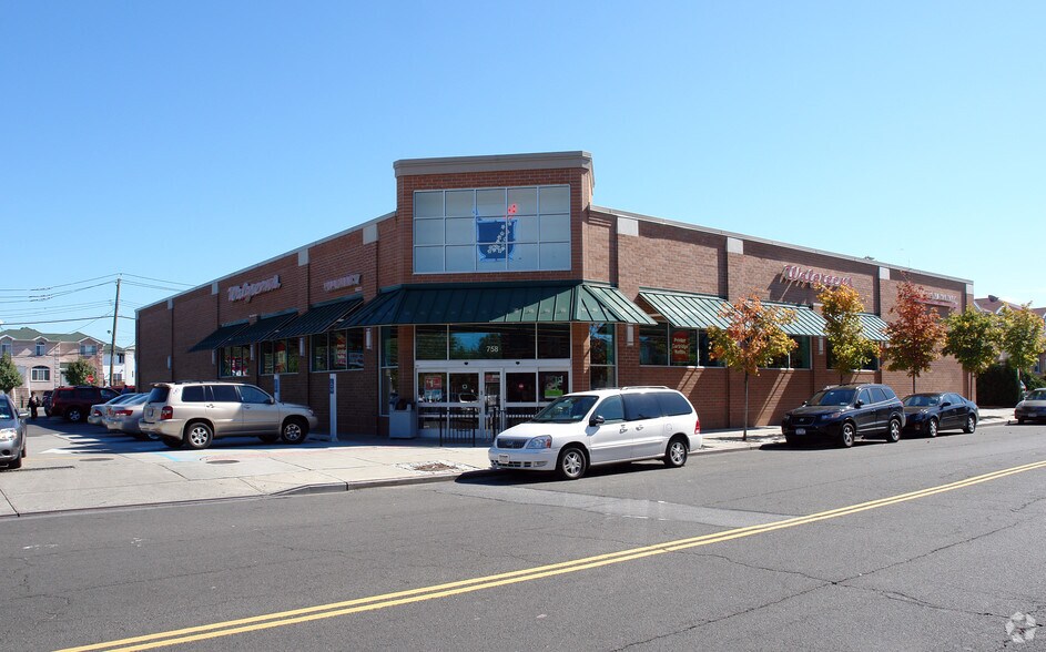 758 Arthur Kill Rd, Staten Island, NY à vendre - Photo principale – Image 1 sur 4