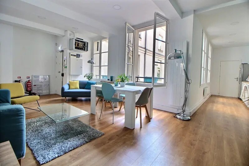 219 Rue Saint-Denis, Paris à louer - Photo de l’immeuble – Image 1 sur 9