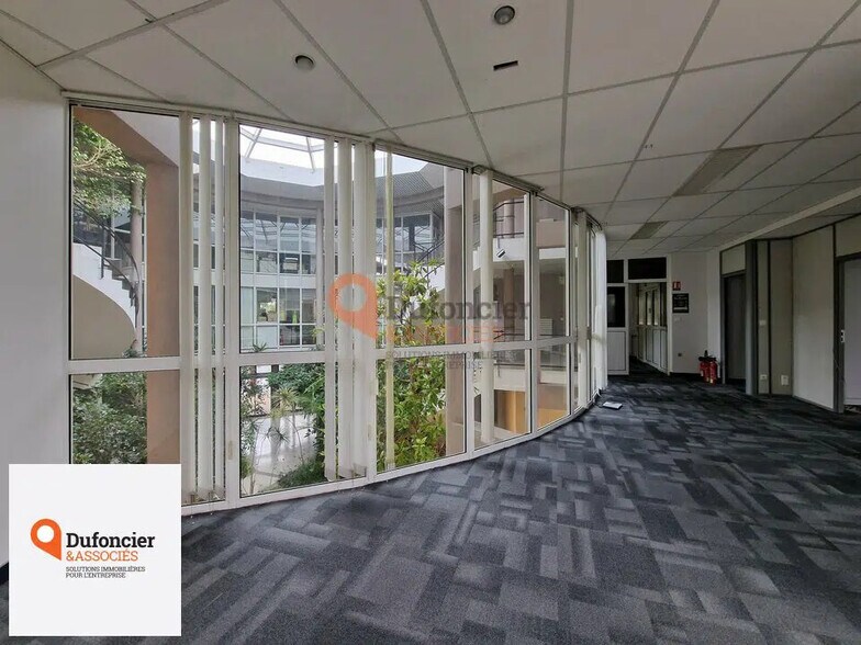 Bureau dans Chasseneuil-du-Poitou à louer - Photo de l’immeuble – Image 2 sur 6