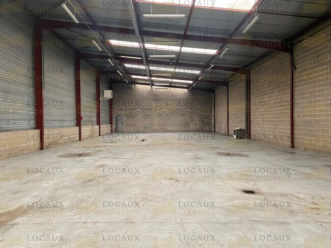 Plus de détails pour Local d'activités à louer