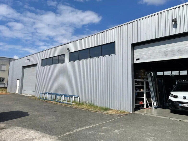 Local d'activités dans Villenave-d'Ornon à vendre - Photo de l’immeuble – Image 2 sur 12