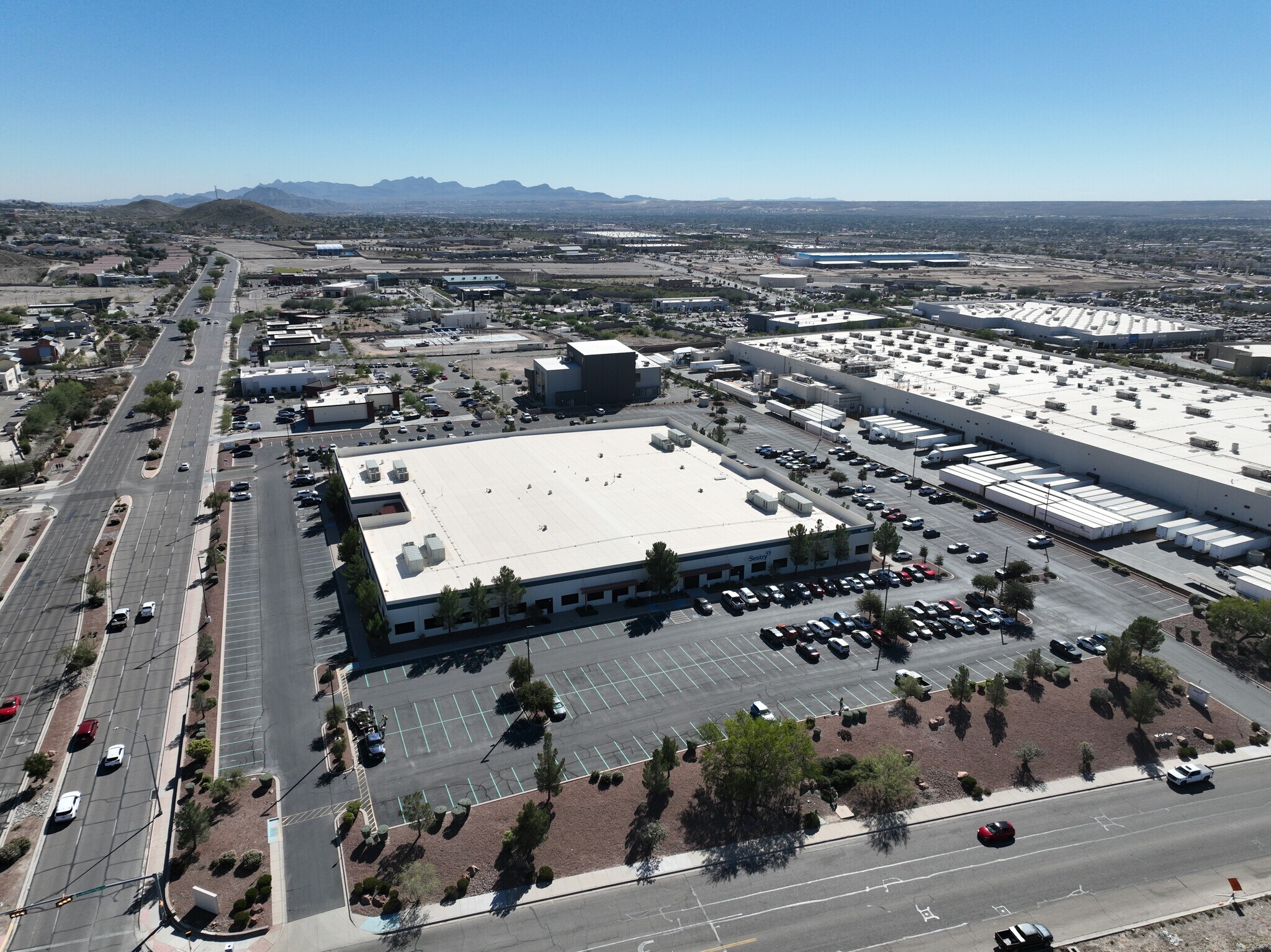 1575 N Resler Dr, El Paso, TX à louer Photo de l’immeuble– Image 1 sur 19