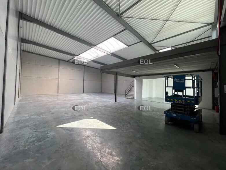 Industriel/Logistique dans NEUVILLE-EN-FERRAIN à louer - Photo de l’immeuble – Image 3 sur 5