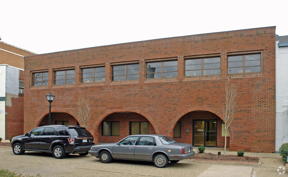 45 W Queens Way, Hampton, VA à vendre - Photo principale – Image 1 sur 6