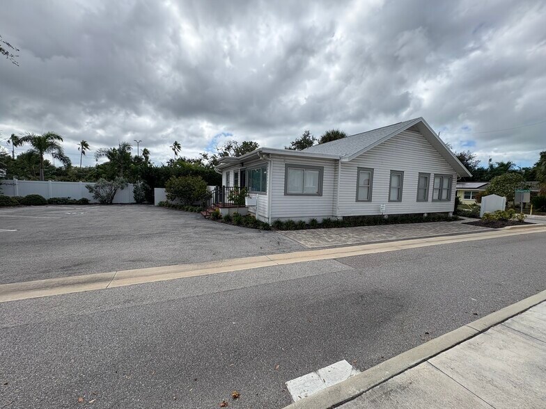 535 Lafayette Ct, Sarasota, FL à louer - Photo de l’immeuble – Image 2 sur 18