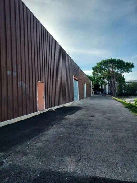 Industriel/Logistique dans Vitrolles à louer - Photo de l’immeuble – Image 2 sur 5