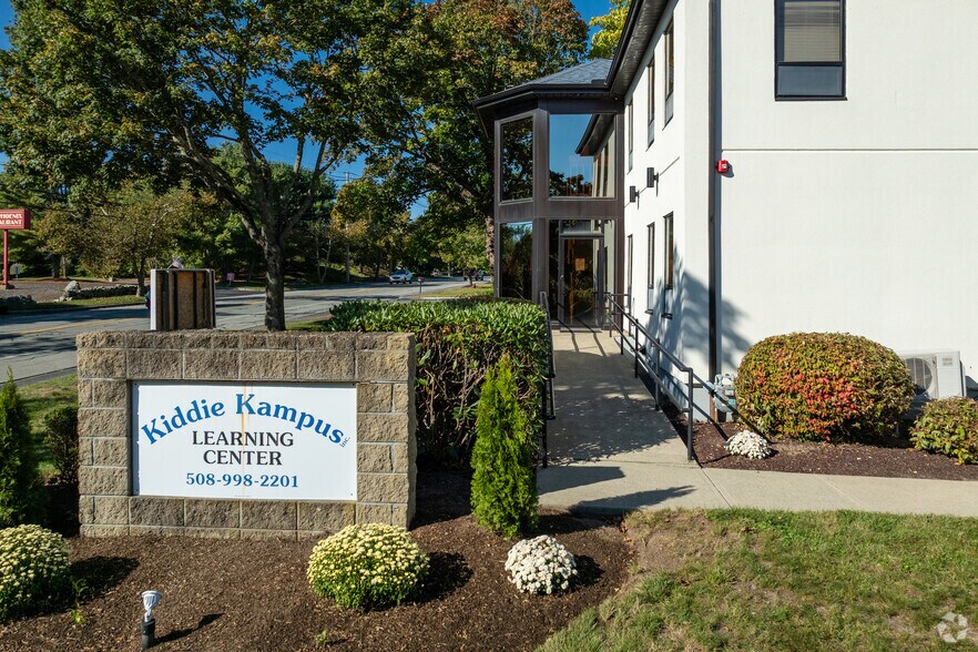 445 Faunce Corner Rd, North Dartmouth, MA à vendre - Photo de l’immeuble – Image 3 sur 5