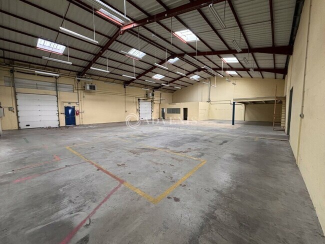 Plus de détails pour Local d’activités à vendre