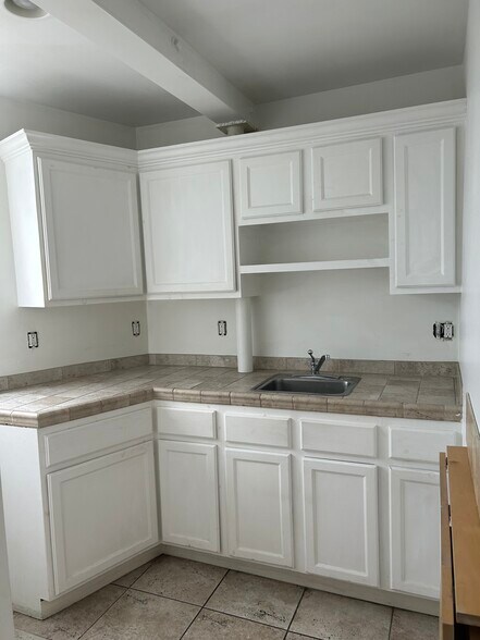 207 S Flower St, Burbank, CA à louer - Photo de l’immeuble – Image 2 sur 3